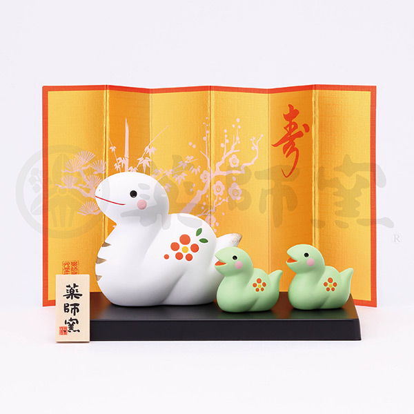 錦彩招福巳（紅梅 親子）