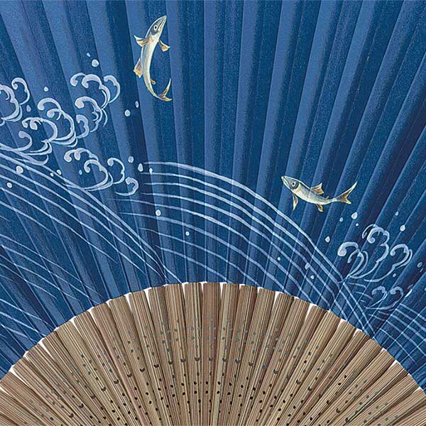 紳士用紙扇子 唐木中彫 紺地 二鮎(香り付)|114832|商品詳細|ノベルティ・販促品・各種記念品の専門店「ギフトイット ノベルティー」 扇子 紙 唐木中彫 紺地 二鮎 紳士用 香り付 名入れ 桐箱可 FU-5716 男性用 メンズ
