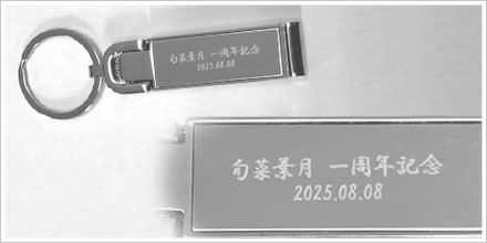 スマホスタンドにもなるバッグハンガー